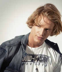 cody simpson 5dc3944ee7f0e.jpg