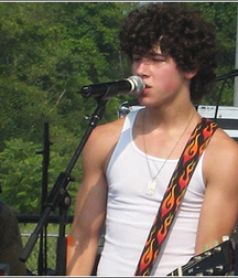 nick jonas 5dea06a2e9964.jpg