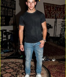 nick jonas 5dea06b56bc43.jpg