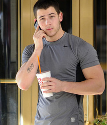 nick jonas 5dea06b94b05f.jpg