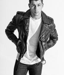 nick jonas 5dea06c42369e.jpg