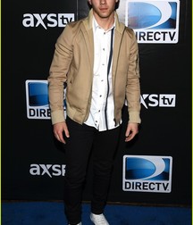 nick jonas 5dea06c573f36.jpg