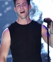 nick jonas 5dea06e58c7a1.jpg
