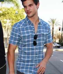 actor taylor lautner 5e3a2e847f996.jpg