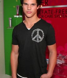 actor taylor lautner 5e3a2e8e9c70e.jpg