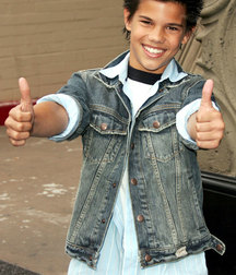 actor taylor lautner 5e3a2ec5b182d.jpg