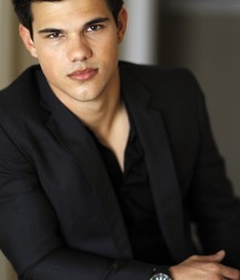 actor taylor lautner 5e3a2ec6f3e66.jpg