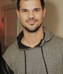 actor taylor lautner 5e3a2edac29c1.jpg