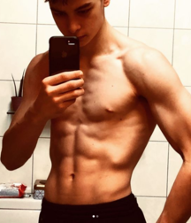 Muscled and athletic boys gay tube 606e3a930f755.png