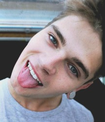TONGUE PLAY 57c1114825e4b.jpg