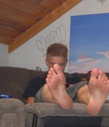 Gay porn ragazzi barefoot 61a0d8188fb27.jpg