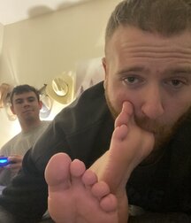 Gay porn young twink barefoot shown 622653786599b.jpg