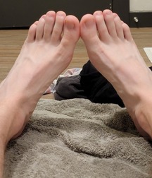 Barefoot twinks foot play cam boys porn 6272badce42c9.jpg