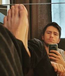 Barefoot twinks foot play cam boys porn 6272baf5c1576.jpg