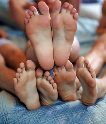 Walking barefoot young twink tube guys 6272bc8341993.jpg