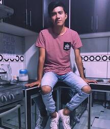 Twinks in snakers boys cute tube 62bedf1fa0130.jpg