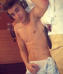 Bieber Superboy comendo o amigo gay porn 618e58e3a10c4.jpg
