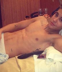 Bieber Superboy comendo o amigo gay porn 618e58e99f719.jpg