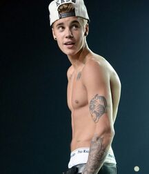 Bieber Superboy comendo o amigo gay porn 618e592075119.jpg