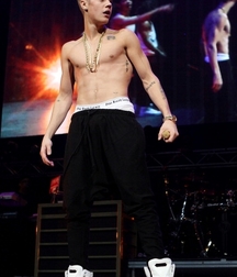 Bieber Superboy comendo o amigo gay porn 618e592279715.jpg