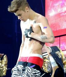 Bieber Superboy comendo o amigo gay porn 618e5926944b6.jpg