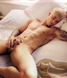 Bieber Superboy comendo o amigo gay porn 618e59338f78e.jpg