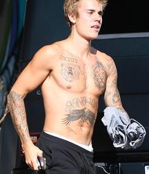 Bieber Superboy comendo o amigo gay porn 618e594a5fd73.jpeg