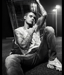 Bieber Superboy comendo o amigo gay porn 618e5966670f1.jpg
