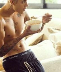 Bieber Superboy comendo o amigo gay porn 618e9466490ea.jpg