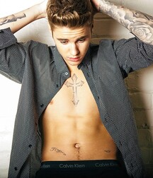 Bieber Superboy comendo o amigo gay porn 618e946c66d18.jpg