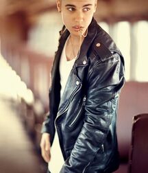 Bieber Superboy comendo o amigo gay porn 618e947704c3d.jpg