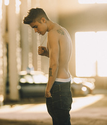 Bieber Superboy comendo o amigo gay porn 618e947d54038.jpg