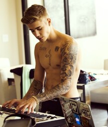 Bieber Superboy comendo o amigo gay porn 618e948ac54a4.jpg