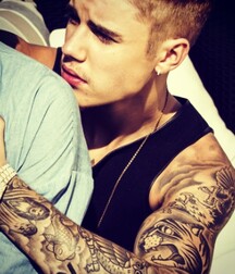 Bieber Superboy comendo o amigo gay porn 618e949a44986.jpg