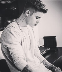 Bieber Superboy comendo o amigo gay porn 618e94a189e46.jpg