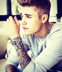 Bieber Superboy comendo o amigo gay porn 618e94a38870e.jpg