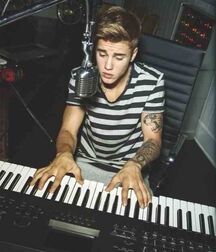 Bieber Superboy comendo o amigo gay porn nude 618eabe586f51.jpg