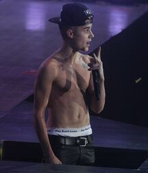 Bieber Superboy comendo o amigo gay porn nude 618eabe78d7ba.jpg