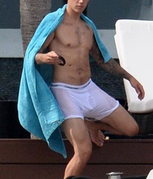 Bieber Superboy comendo o amigo gay porn nude 618eabf39be59.jpeg