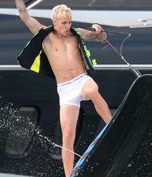 Bieber Superboy comendo o amigo gay porn nude 618eabf999c3b.jpeg