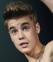 Bieber Superboy comendo o amigo gay porn nude 618eac0a3542e.jpg