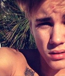 Bieber Superboy comendo o amigo gay porn nude 618eac18c79d1.jpeg
