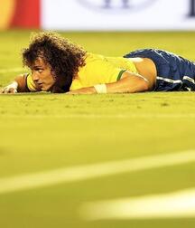David Luiz - football player twink tube (that curly hair ...) 61f2ff28721e6.jpg