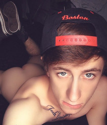 Esquyss: A selfie before sleeping