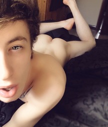Esquyss: A selfie before sleeping 5c8aa74878af6.jpg