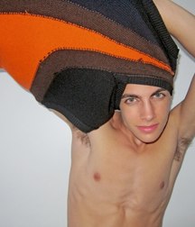 Esquyss: T-shirt parted for a great Armpit view 5c8d453b5713e.jpg