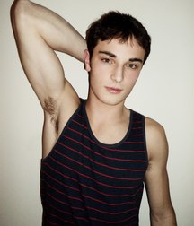 Esquyss: T-shirt parted for a great Armpit view 5c8d455540556.jpg