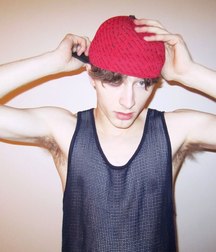 Esquyss: T-shirt parted for a great Armpit view 5c8d455809bb4.jpg