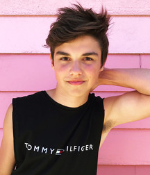Esquyss: Young sexy pits right under the tank top ! 5cb4b71f3c3c4.jpg