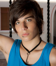 Esquyss: Young sexy pits right under the tank top !